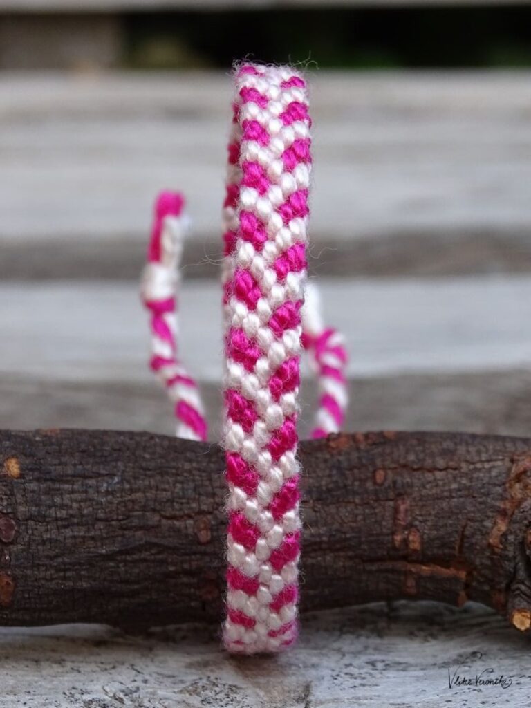 Lerne, wie du dir dieses einfache Armband selbst knüpfen kannst.