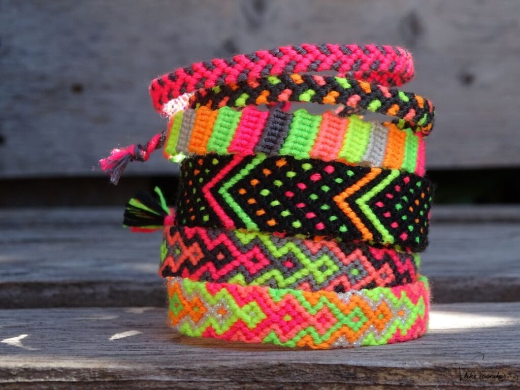 Du willst Freundschaftsbänder in Neonfarben knüpfen? Hier sind sechs Musterideen für dich.