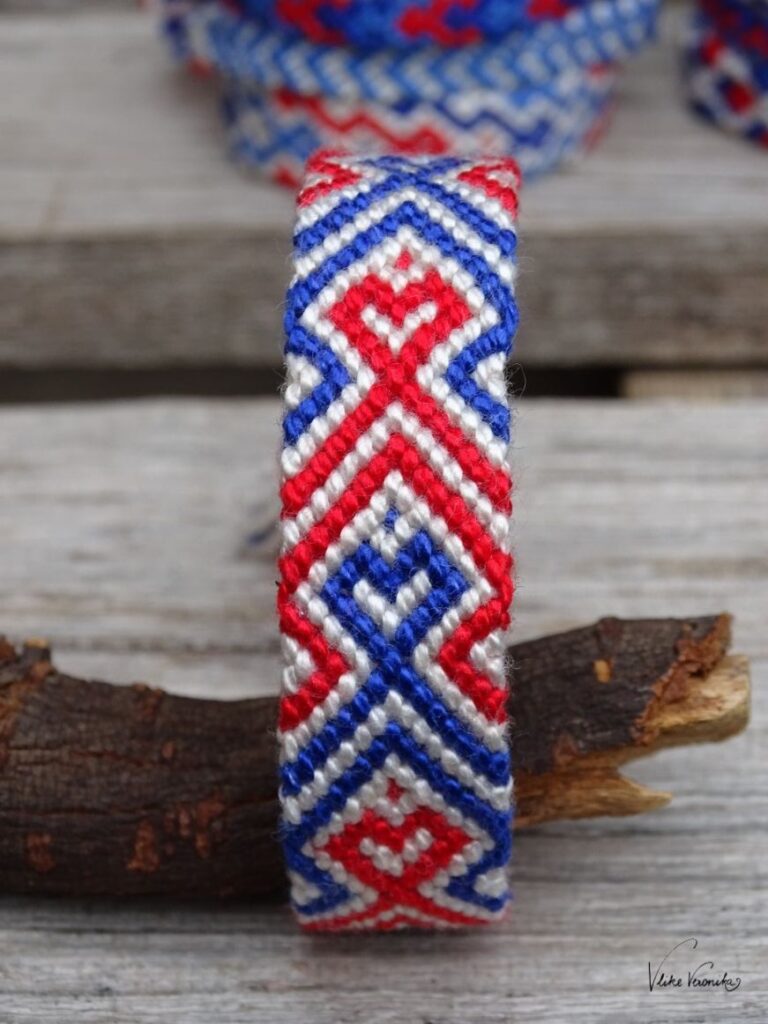 Knüpfe dir dieses breite Armband mit Herzmuster in Blau, Rot und Weiß.