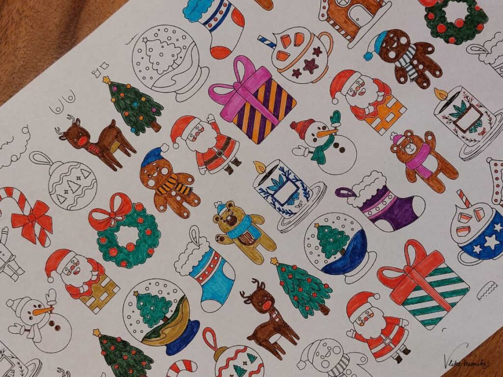 Download: weihnachtliches Ausmalbild mit Schneekugel, Weihnachtsmann, Lebkuchenmann, Türkranz und vielen weiteren Motiven